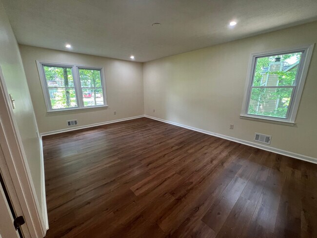 Building Photo - Room in House on Hillboro Cir SW