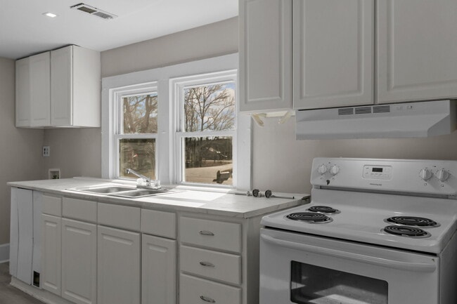 Building Photo - 610 Wondertown Dr