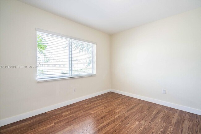 Building Photo - 1940 Biarritz Dr