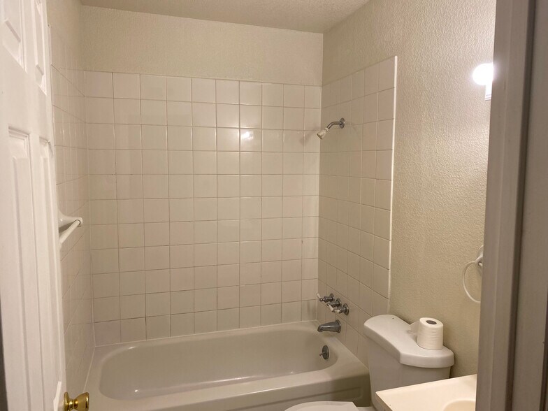 Building Photo - 2025 Benita Dr