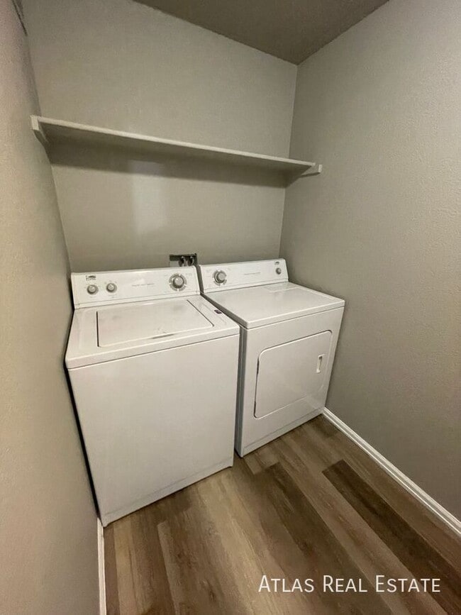 Building Photo - 5566 Vermillion Bluffs Dr