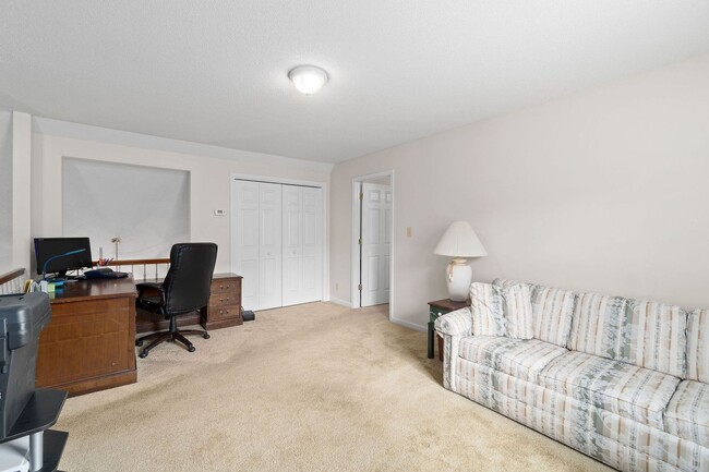 Building Photo - Pet Friendly in Rossview!