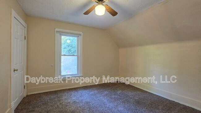 Building Photo - 912 9th St N