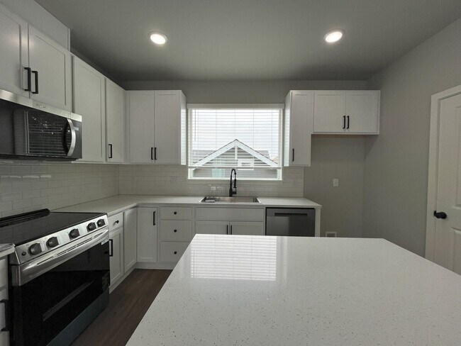 Building Photo - Luxury Living with Granite Counters & Stai...
