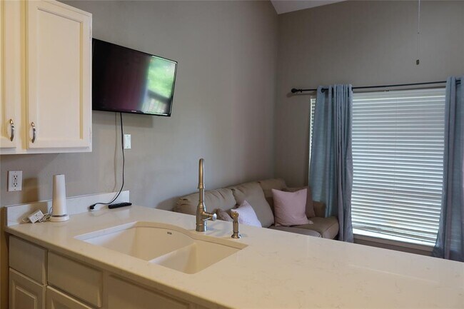 Building Photo - 2210 Pearl St