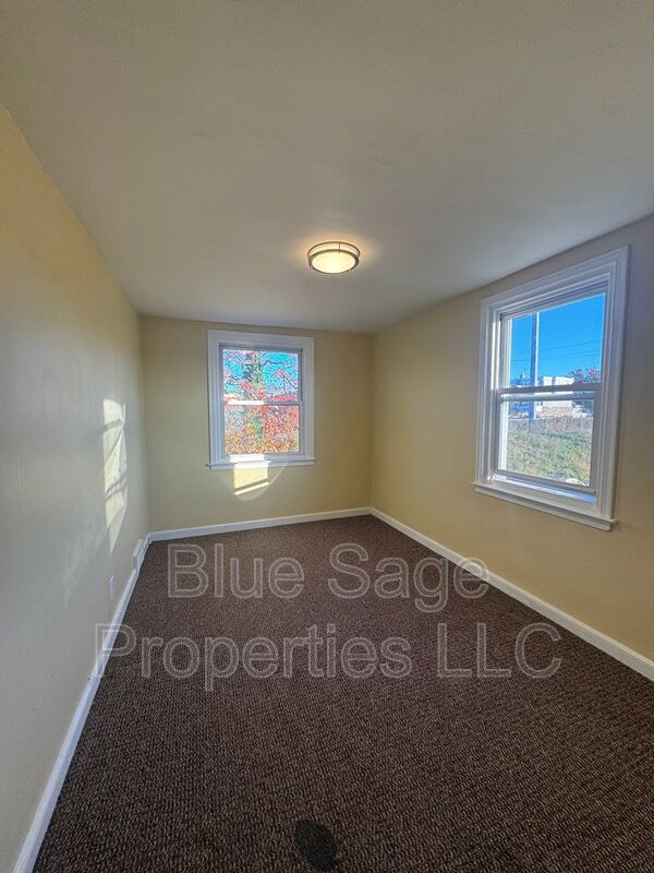 Building Photo - 1500 Llanwellyn Ave