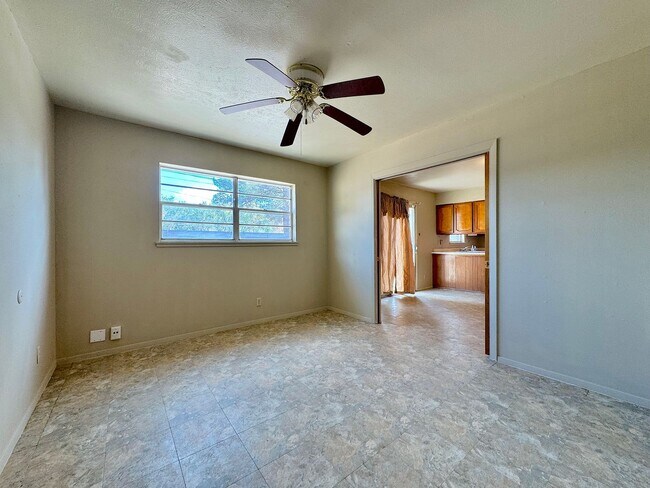 Building Photo - East El Paso 4 bed Refrig A/C