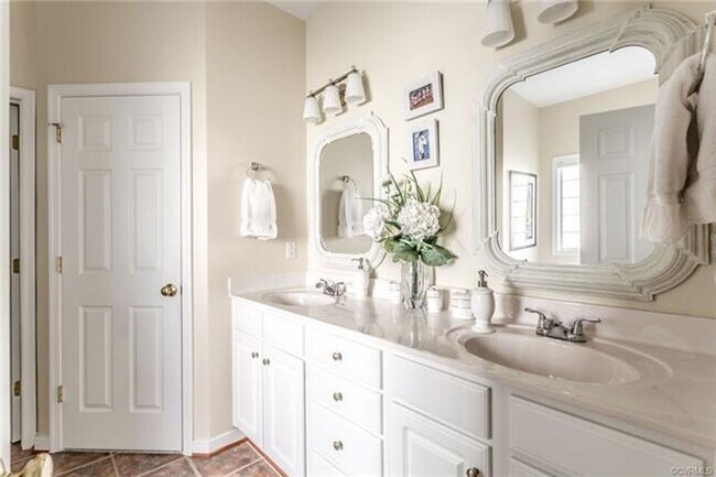 Building Photo - Beautifully maintained home in Birkdale with hardwood floors throughout 1st floor.