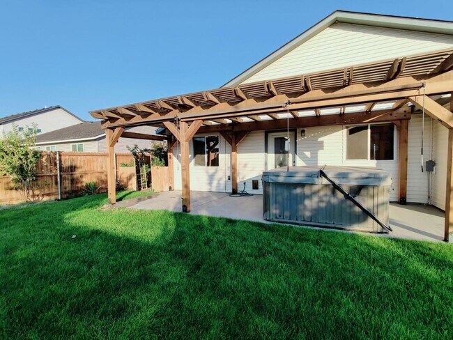 Building Photo - West Pasco Home with Hot Tub