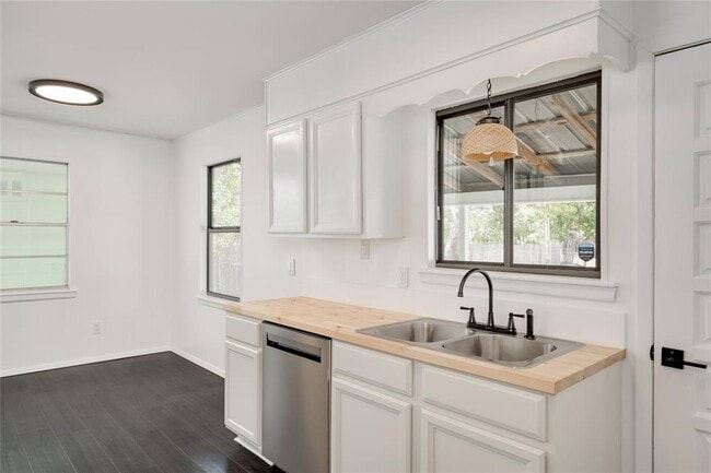 Building Photo - 4948 Crossover Rd