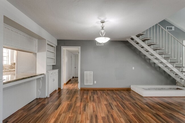 Building Photo - Spacious 4-Bedroom Home in Mature Neighbor...