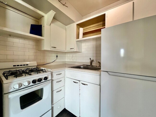 Building Photo - 103 7th Ave NW