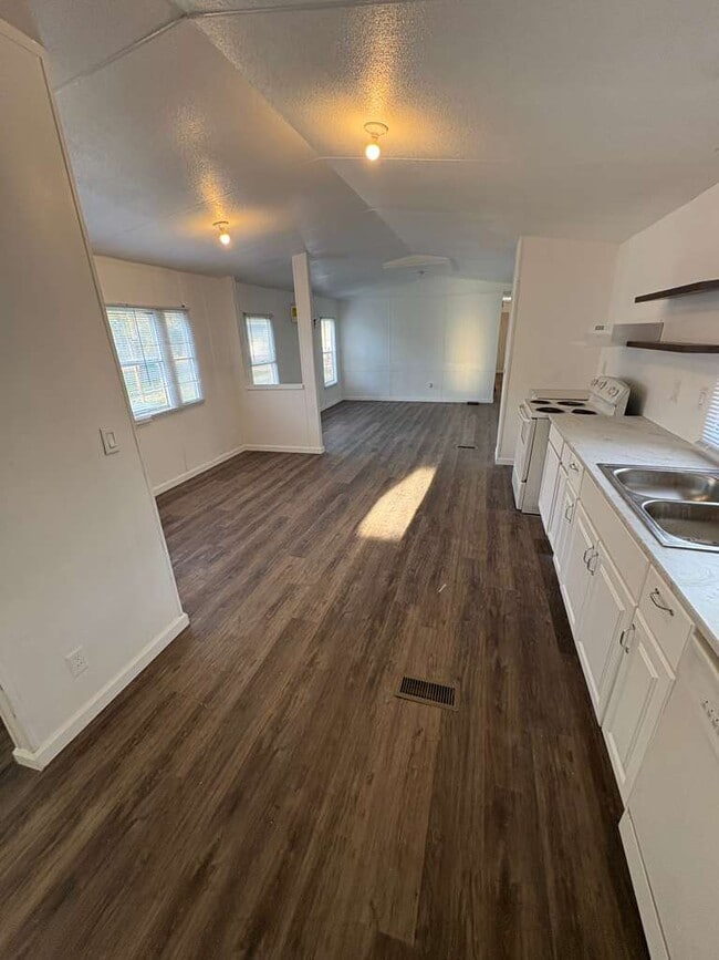 Building Photo - 736 Green Acres Ln