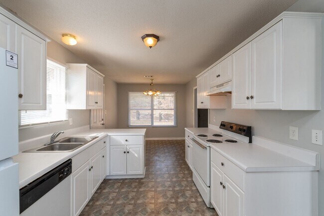 Building Photo - Delightful Pepperidge Home with Fireplace & Large Backyard