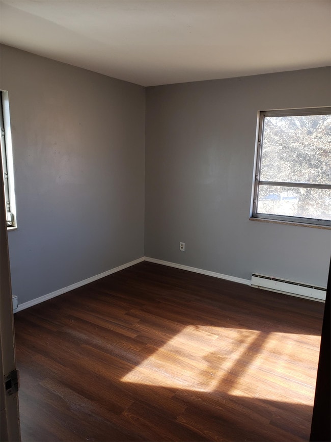 Building Photo - 305 N Robinson Cir