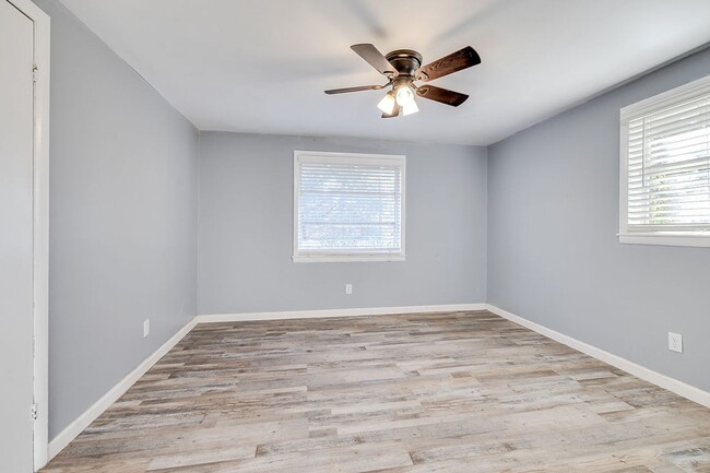 Building Photo - Charming 3-Bedroom 1.5 Bath Cottage-Style Bungalow with Open Floorplan and Kitchen Island