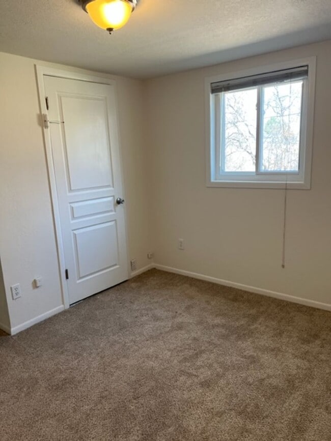 Building Photo - 4 BEDROOM HOME IN SKYWAY!!