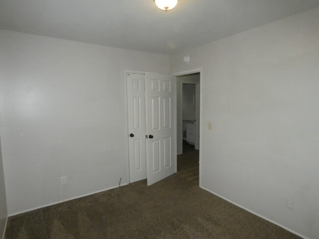 Building Photo - 5045 NE 56th Pl