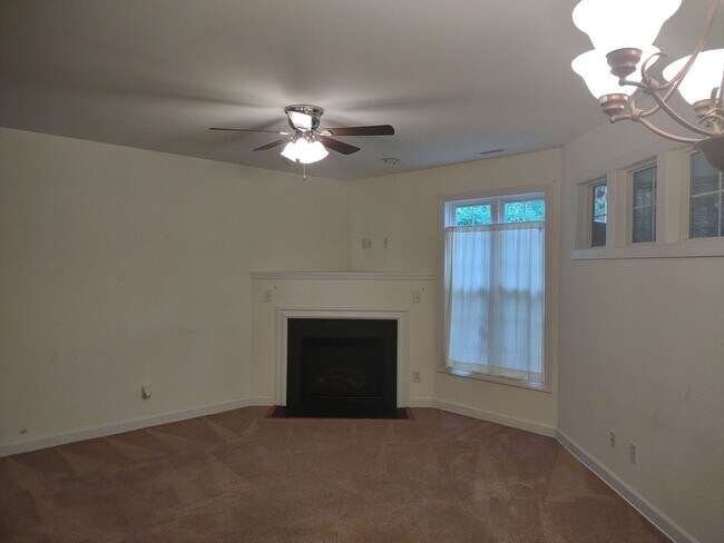 Building Photo - Lovely 3 Bedroom House | Great Location!