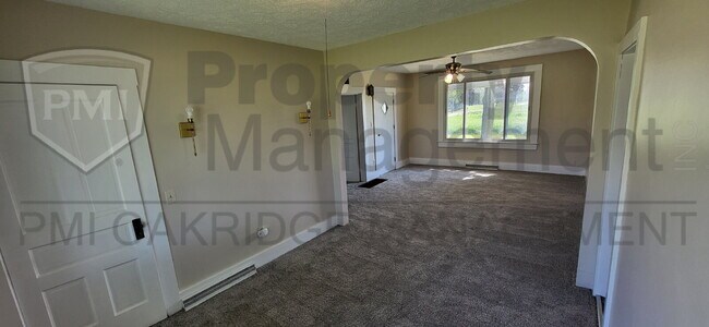 Building Photo - Country 3 Bedroom Apartment with Detached Garage