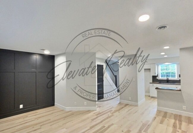 Building Photo - Modern 2-Bedroom Townhome in Clarksville –...