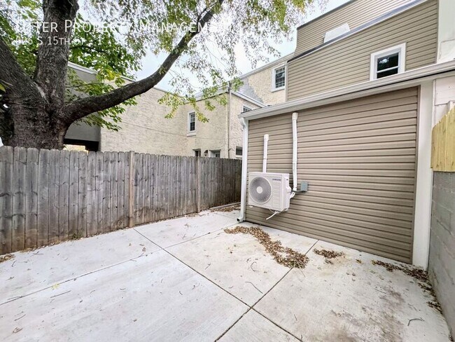 Building Photo - 926 S 15th St