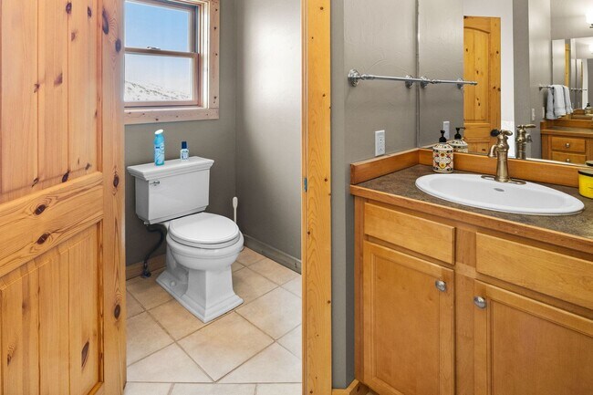 Building Photo - Spacious 6-bedroom, 4.5-bathroom home is i...