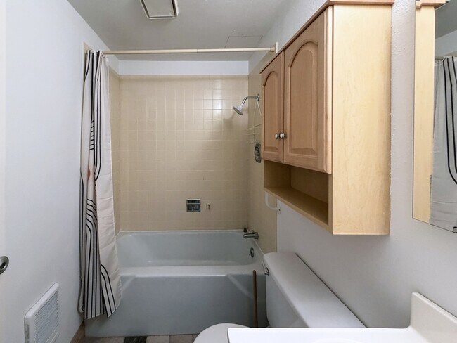 Building Photo - 1313 Lincoln St