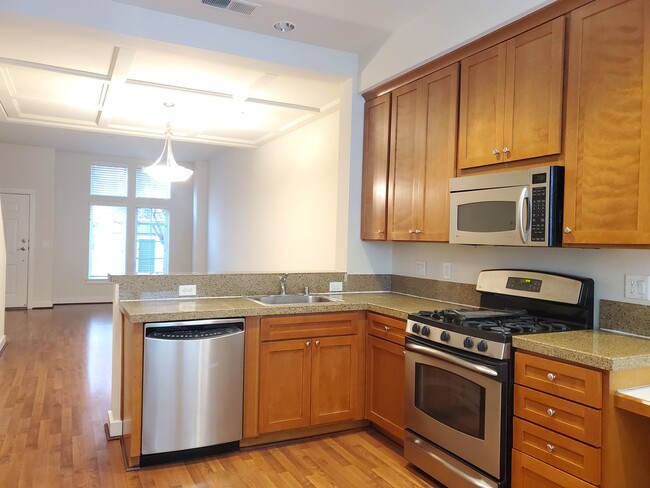 Building Photo - Spacious Townhome, Bonus Room, Fresh Paint...