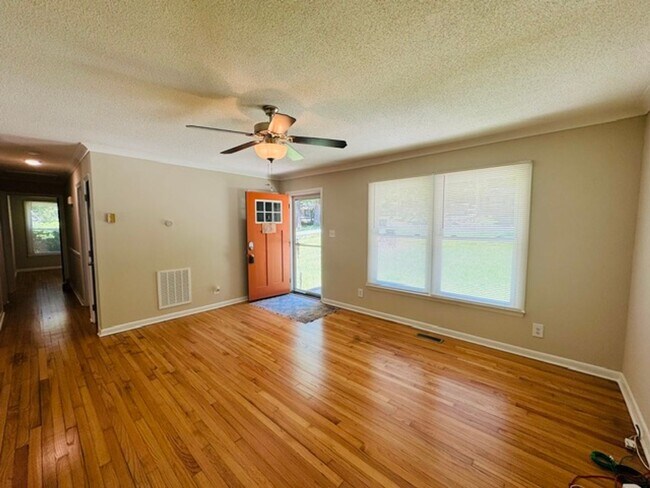 Building Photo - Remodeled ranch with fenced in yard!