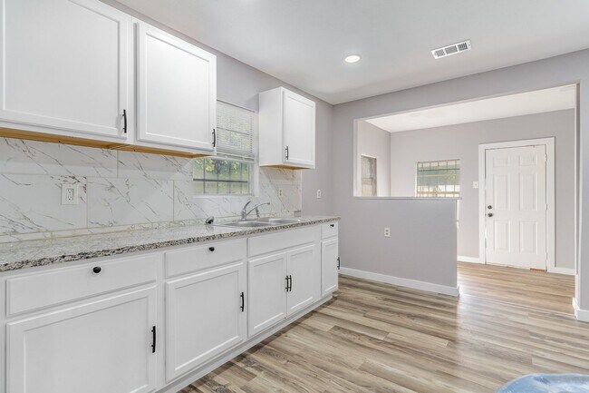 Building Photo - 4-Bedroom, 2-Bath Home in South Dallas with Convenient Access to Major Highways and City Amenities