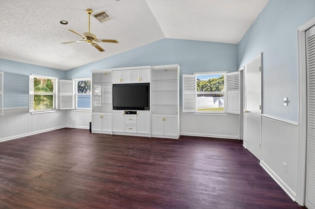 Building Photo - 1599 NW 14th Ave