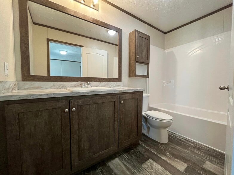 Building Photo - 1319 W Plum St