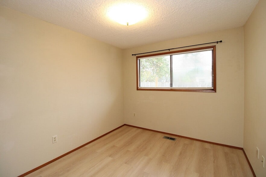 Building Photo - 6636 SE Reedway St