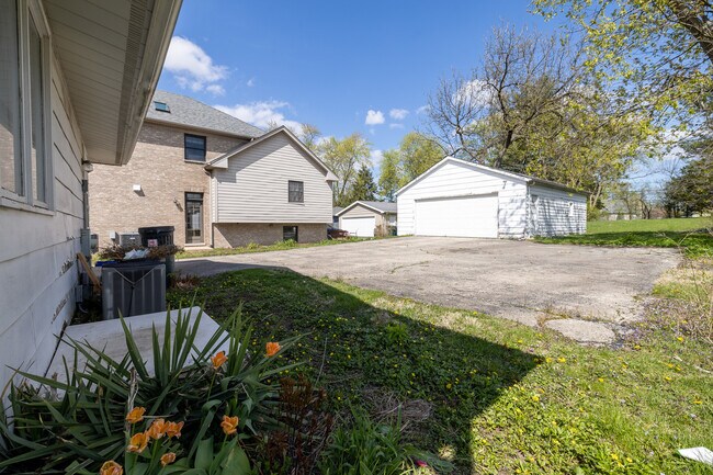 Building Photo - 4231 Belle Aire Ln