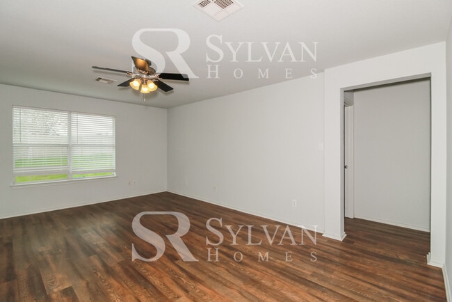 Building Photo - Prepare to fall in love with this 3 bedroom, 2 bathroom home