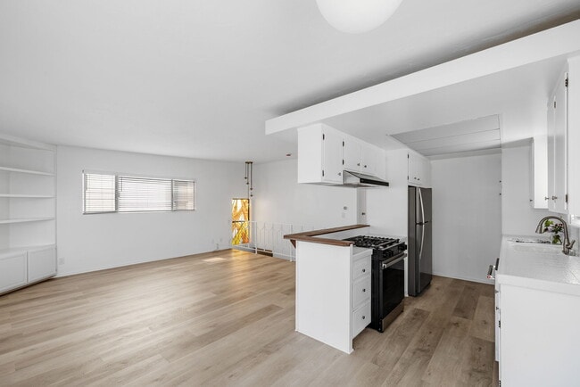 Building Photo - 464 28th St