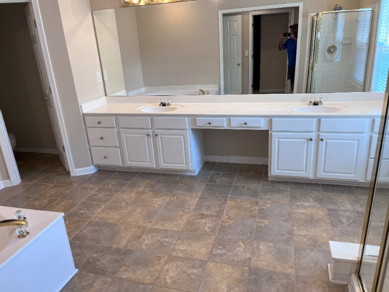 Building Photo - 5422 Tormeall Trace