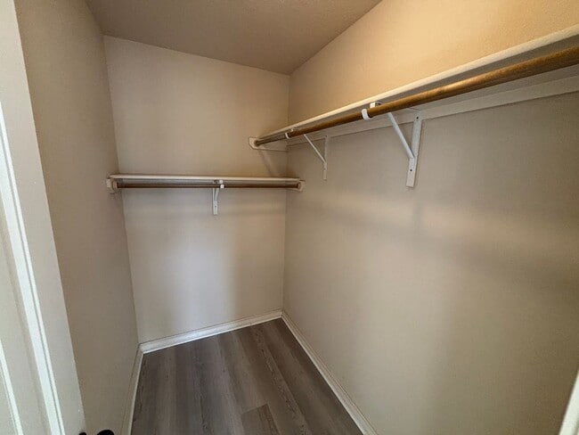Building Photo - Spacious End-Unit Townhome in Prime Northe...