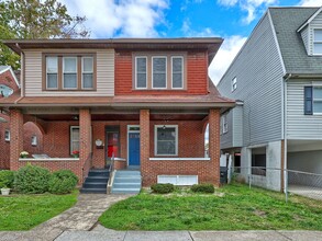 Building Photo - Large 3 Bedroom on 2nd St
