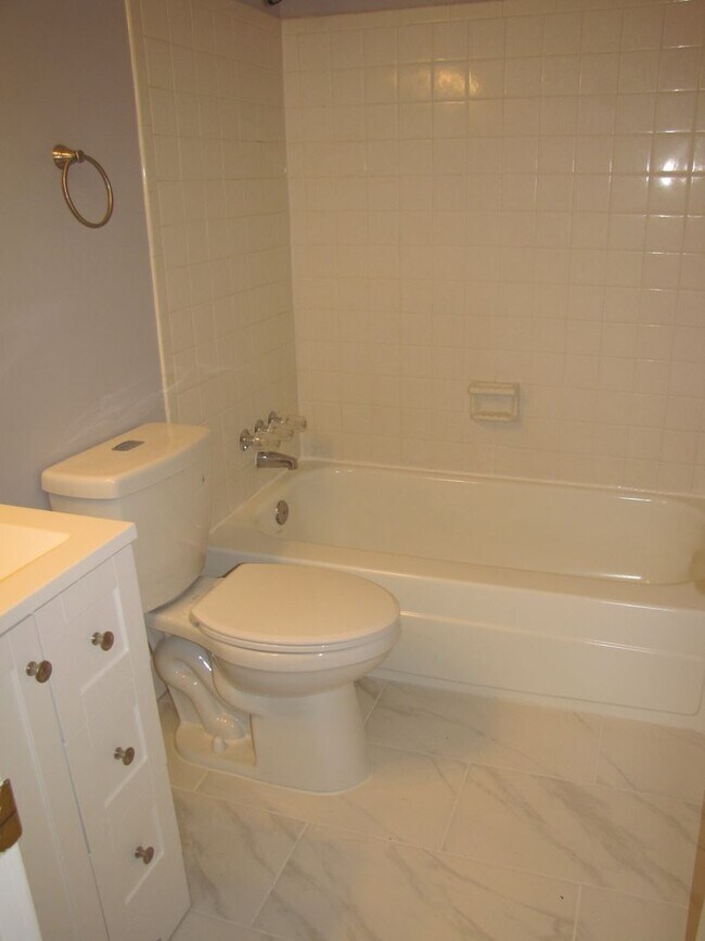 Building Photo - Renovated 4 level single family home in Ki...