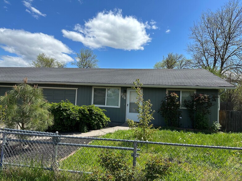 Corner duplex with fenced yards - 204 Gibson St