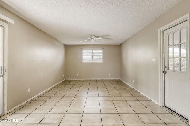 Building Photo - 921 E Campus Dr