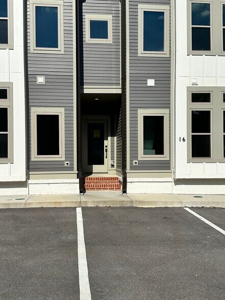 Building Photo - 16 Walnut St NE