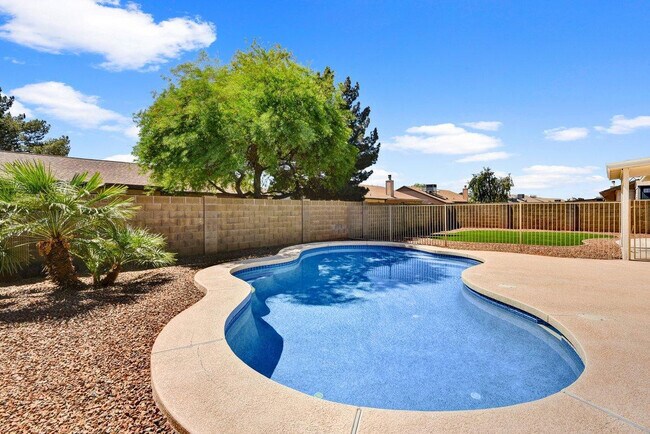 Building Photo - 7331 W Windrose Dr