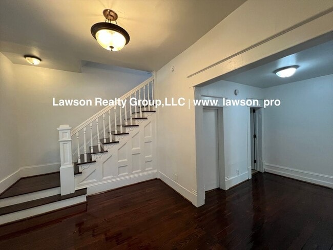 Building Photo - 1208 Chapman Ave SW