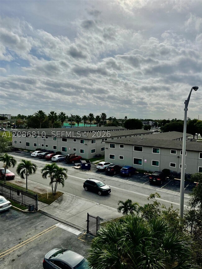 Building Photo - 1035 W 77th St