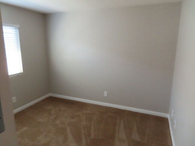 Building Photo - Renovated Two Bedroom Condo in Gated Community