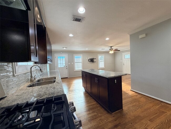 Building Photo - 1631 Chantilly Ln