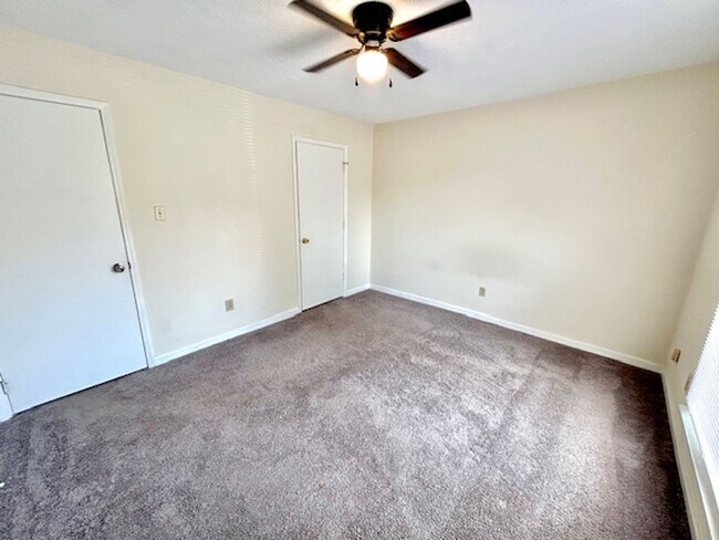 Building Photo - Cute and Cozy-ONE BEDROOM/ONE BATH - SOUTH HUNTSVILLE LOCATION -With a $300 Off the first month's...